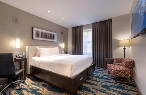 Near North Side Hotel | Pet-friendly Room w/Fitness Center! Short Walk to River North Spots!