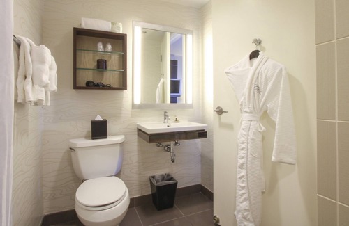 Near North Side Hotel | Pet-friendly Room w/Fitness Center! Short Walk to River North Spots!