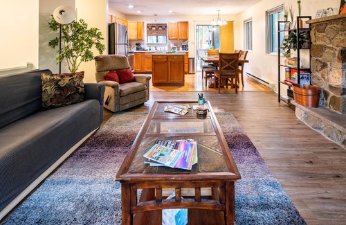 East Stroudsburg House | *Pet Friendly* Ski Camelback Waterpark Hiking Casino & Shopping! Easy check out