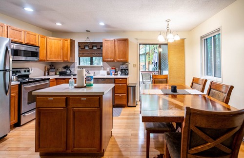 East Stroudsburg House | *Pet Friendly* Ski Camelback Waterpark Hiking Casino & Shopping! Easy check out
