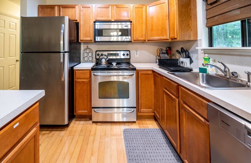 East Stroudsburg House | *Pet Friendly* Ski Camelback Waterpark Hiking Casino & Shopping! Easy check out