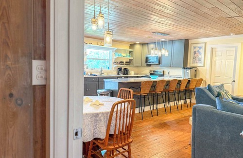 St. George Island House | Pet Friendly Sleeps 9 Golf Cart Hot Tub - Weekly Discounts