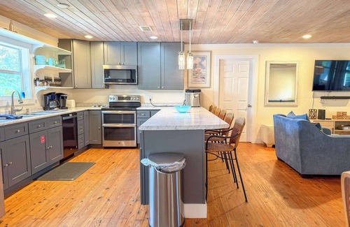 St. George Island House | Pet Friendly Sleeps 9 Golf Cart Hot Tub - Weekly Discounts