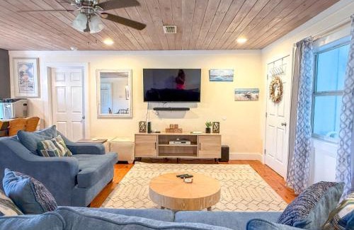 St. George Island House | Pet Friendly Sleeps 9 Golf Cart Hot Tub - Weekly Discounts