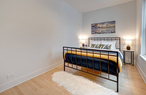 Wrigleyville Condo | Pet Friendly Southport Corridor Condo - Amazing Shopping at Your Doorstep! by RedAwning