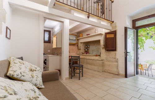 Cannole Apartment | Pet-Friendly Studio Apartment Domus Cristina - Tredomus with Shared Garden