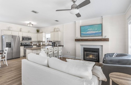 Santa Rosa Beach House | Pet Friendly - Walking distance to beach, Golf Cart/Option, 3 Bikes `The Turquoise Turtle`