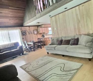 Brookville House | Pet Friendly Wi-fi Firepit Tv