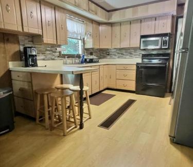 Brookville House | Pet Friendly Wi-fi Firepit Tv