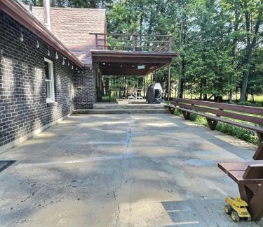 Brookville House | Pet Friendly Wi-fi Firepit Tv