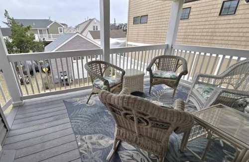 North Beach Haven House | Pet Friendly. WiFi. Beach Badges. Beach Chairs. Balcony. Bayview.