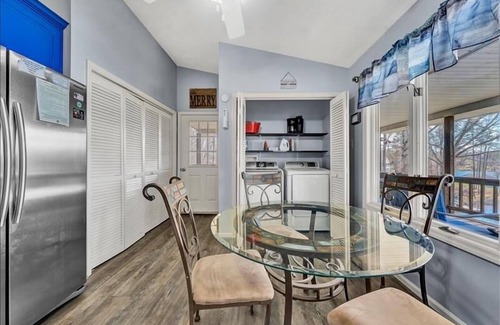 Moneta House | Pet Friendly, Wifi, Hot Tub & More! Come Visit "Bob Inn Cove"!