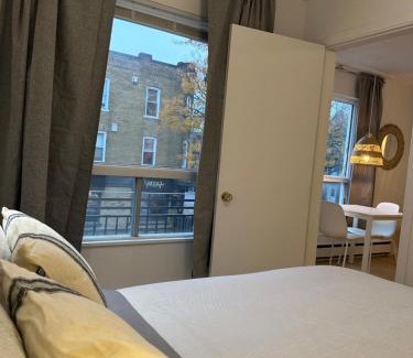 Vieux-Limoilou Apartment | Petit hôtel Limoilou Studio B - Cozy et central