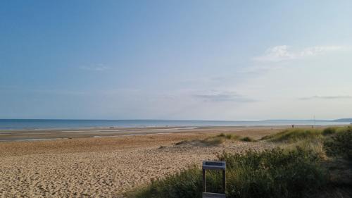 Merville-Franceville-Plage Apartment | Petite cour privée - à 1minute à pied de la plage