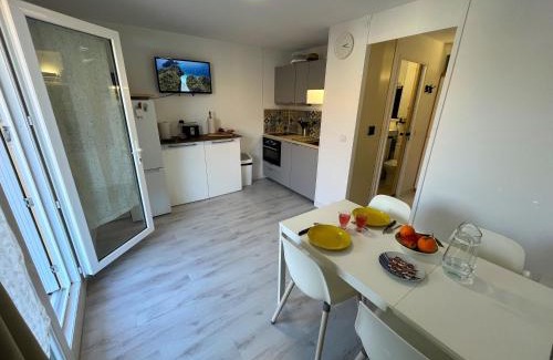 Merville-Franceville-Plage Apartment | Petite cour privée - à 1minute à pied de la plage