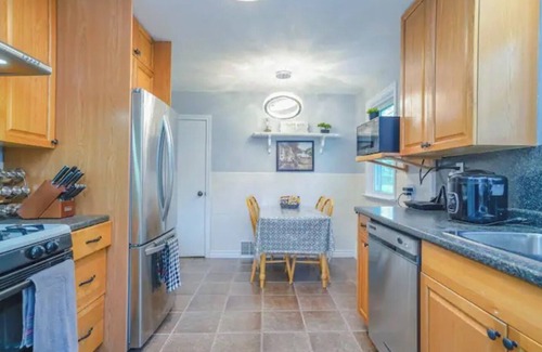 Niagara Falls Cottage | Petite Paradise! A Beautiful Home In Niagara Falls For Vacation Stay!n