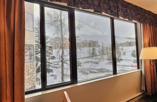 Crested Butte Condo | Pets OK, Ski In/Out, Pool, Hot Tub & Affordable!