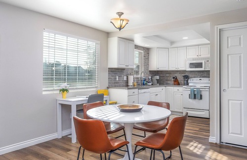 Tri-Cities House | Pets welcome! Charming 2-bedroom townhome in Kennewick w/Blazing WiFi + AC/Heat