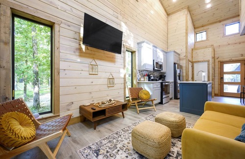 Hochatown Cabin | Pets Welcome! King BR+Loft w/Hot Tub/Lg Patio!