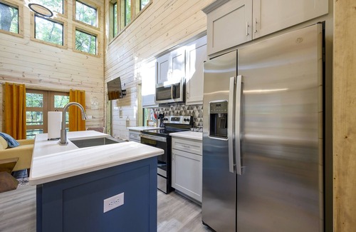 Hochatown Cabin | Pets Welcome! King BR+Loft w/Hot Tub/Lg Patio!