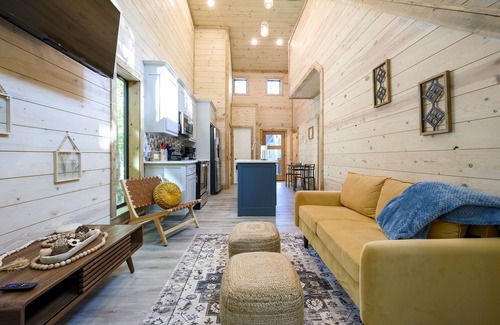 Hochatown Cabin | Pets Welcome! King BR+Loft w/Hot Tub/Lg Patio!