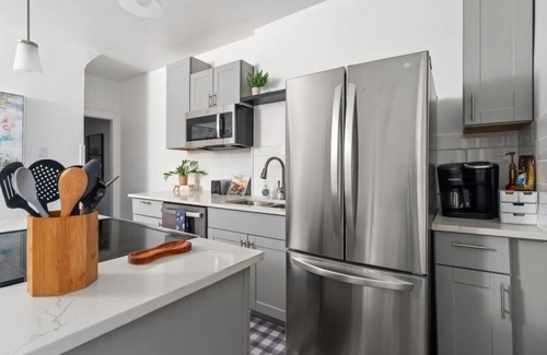 Columbus House | Pewter & Blush: Stylish and Warm Townhome in Central Columbus with 2BD and 2 BA