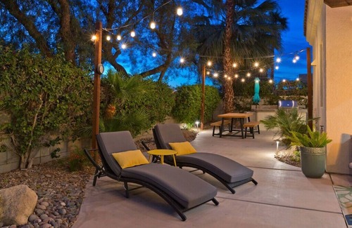La Quinta House | PGA West adjacent gated 3-bedroom house in La Quinta, EV, private pool/spa!
