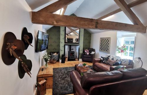 Denbigh House | Pheasants Retreat with Hot Tub and Fire Pit