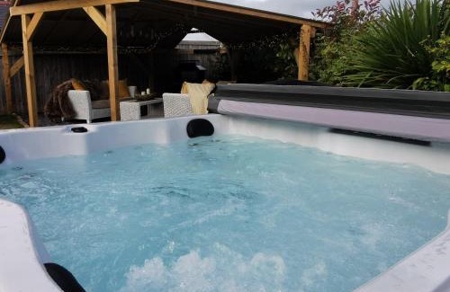 Denbigh House | Pheasants Retreat with Hot Tub and Fire Pit