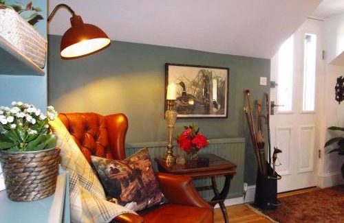 Denbigh House | Pheasants Retreat with Hot Tub and Fire Pit