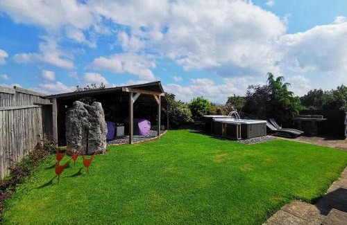 Denbigh House | Pheasants Retreat with Hot Tub and Fire Pit