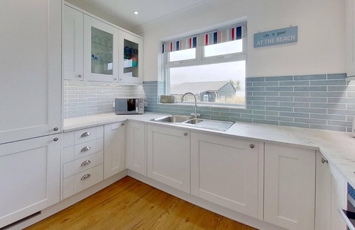 Hayle Cottage | Phillippa is a fabulous beach chalet which enjoys a prime position within the Riviere Towans