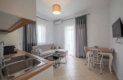 Sarande Apartment | Philoxenia Apartments Saranda - Cozy Apartment with Garden View