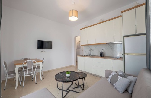 Sarande Apartment | Philoxenia Apartments Saranda - Cozy Apartment with Garden View