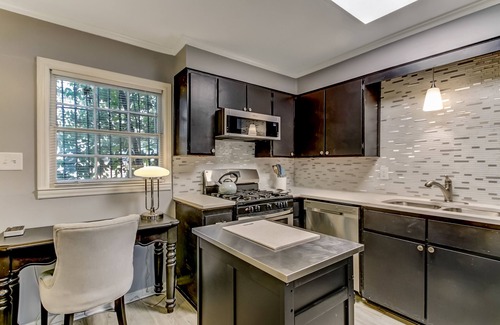 Historic Downtown Savannah House | Phoebe's Dog Friendly Townhouse