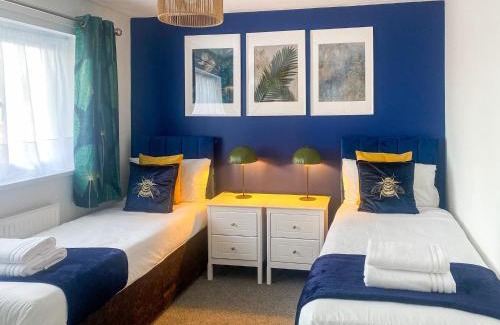Luton House | Phoenix House - 2 Double Bedroom House - Business and Corporate Travellers