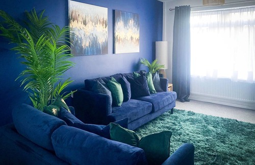 Luton House | Phoenix House - Lovely and Cosy 2-bedroom house with free parking