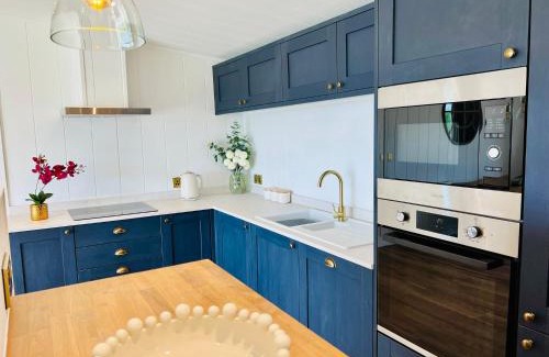 Hawton House | Phoenix Lodge - Luxury 2 ensuite bedrooms, lakeside views