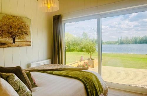 Hawton House | Phoenix Lodge - Luxury 2 ensuite bedrooms, lakeside views