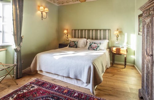 Bucine House | Piano Nobile in historic palazzo with garden and pool