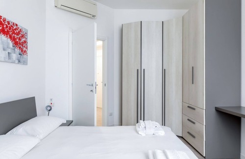 Washington Apartment | Piazza De Angeli M1 Comfortable Flat With Balcony