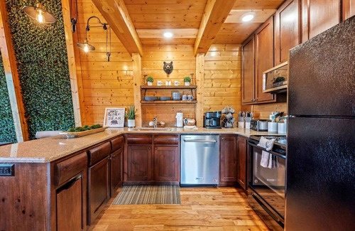 Gatlinburg - Pigeon Forge Ski Chalet | Picadilly Point: Total Lux Reno Hot Tub Fire Pit PS5 Basketball Arcade
