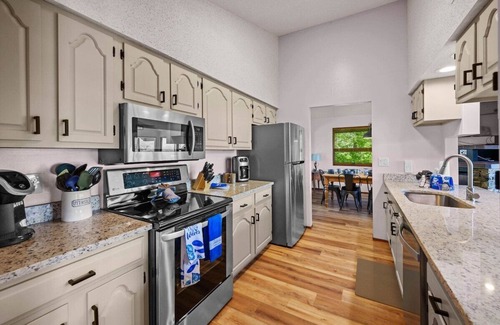 Gatlinburg - Pigeon Forge Cabin | Pickle Ball! Shuffleboard! Arcade! Hot Tub! Retro Nintendo! Fireplace! Views!