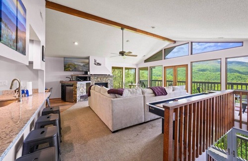 Gatlinburg - Pigeon Forge Cabin | Pickle Ball! Shuffleboard! Arcade! Hot Tub! Retro Nintendo! Fireplace! Views!