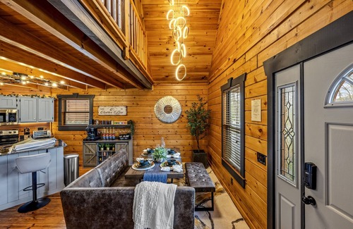 Pittman Center Cabin | Pickleball | Hot Tub | Game Room | Gym | Sleeps 6 | 150+ MB WIFI | Resort GSMNP