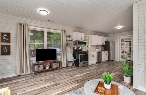 South Haven Cabin | Pickleball | HotTub (Shared) | 2.5 Acres | DogOK| FirePit