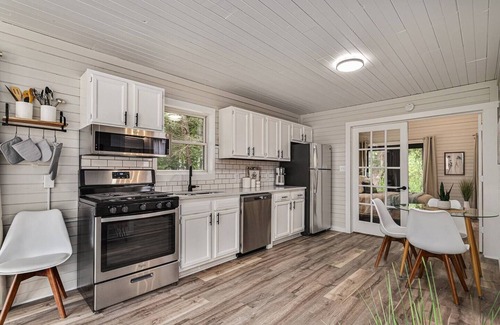 South Haven Cabin | Pickleball | HotTub (Shared) | 2.5 Acres | DogOK| FirePit