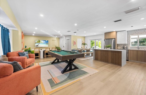 Palm Beach - West Palm Beach House | Pickleball ~ Htd Pool ~ MiniGolf ~ Bowling ~ FirePit ~ Pool Table ~ 4 Bed/3 Bath