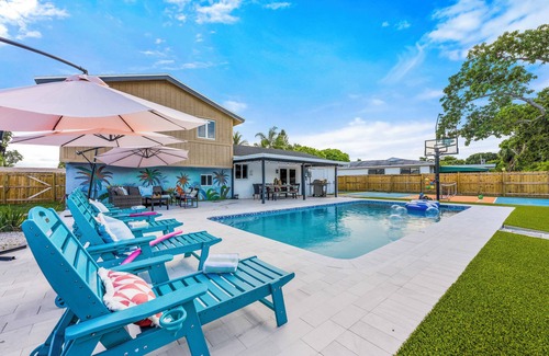Palm Beach - West Palm Beach House | Pickleball ~ Htd Pool ~ MiniGolf ~ Bowling ~ FirePit ~ Pool Table ~ 4 Bed/3 Bath