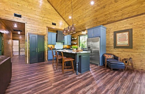 Broken Bow Cabin | Pickleball | Pet Friendly | Heated & Chilled Pools